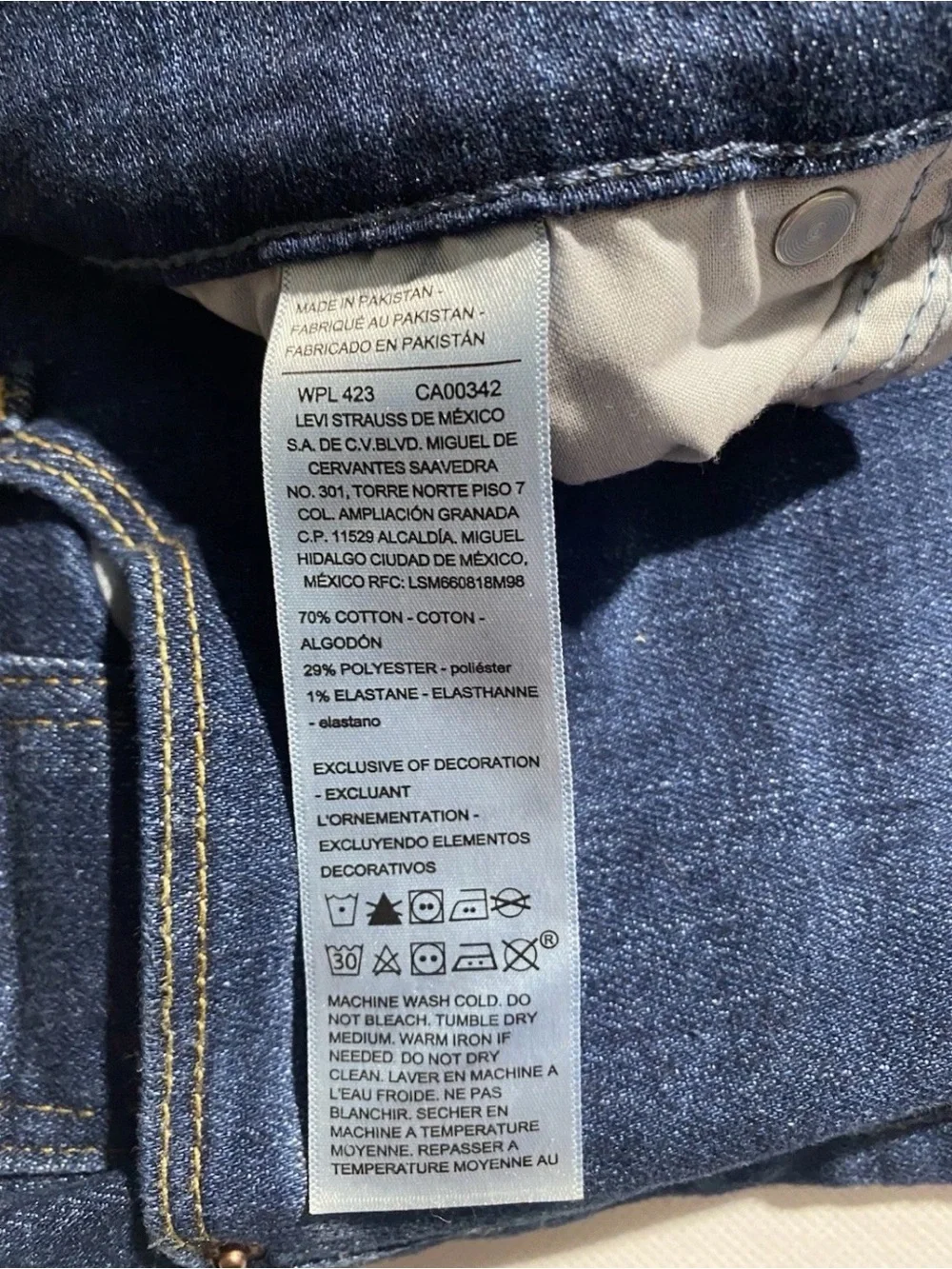 Signature by Levi Strauss used good